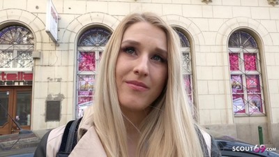 Молодая студентка после учебных занятий решает принять участие в анальном порно кастинге.