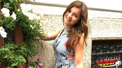 Молодая 18-ти летняя девчонка пошла в гости к подруге, но на своем пути встретила симпатичного парня, который применил свой мастерство пикапа и быстро и ловко развел девчонку на секс.