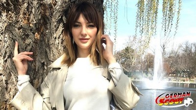 Уличный пикапер встретил привлекательную девушку на улице и пригласил ее к себе.